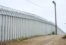 População imigrante nos EUA cai pela primeira vez em 60 anos, segundo estudo do Pew Research Center. Redução atribuída a políticas do governo Trump e diminuição do fluxo migratório.