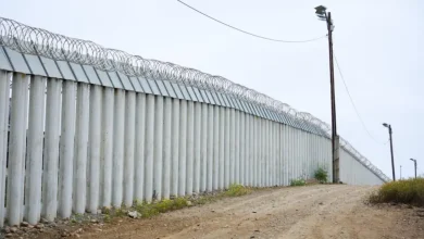 População imigrante nos EUA cai pela primeira vez em 60 anos, segundo estudo do Pew Research Center. Redução atribuída a políticas do governo Trump e diminuição do fluxo migratório.