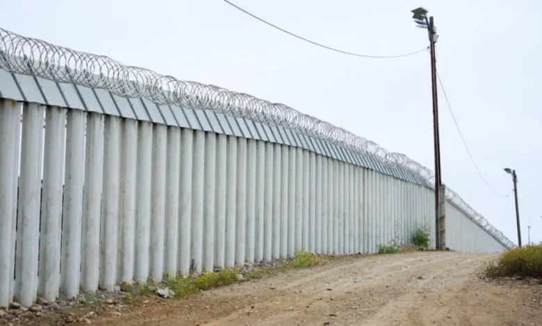 População imigrante nos EUA cai pela primeira vez em 60 anos, segundo estudo do Pew Research Center. Redução atribuída a políticas do governo Trump e diminuição do fluxo migratório.