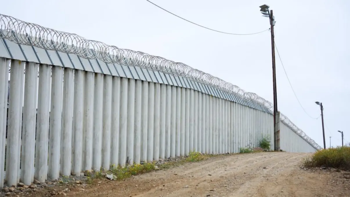 População imigrante nos EUA cai pela primeira vez em 60 anos, segundo estudo do Pew Research Center. Redução atribuída a políticas do governo Trump e diminuição do fluxo migratório.