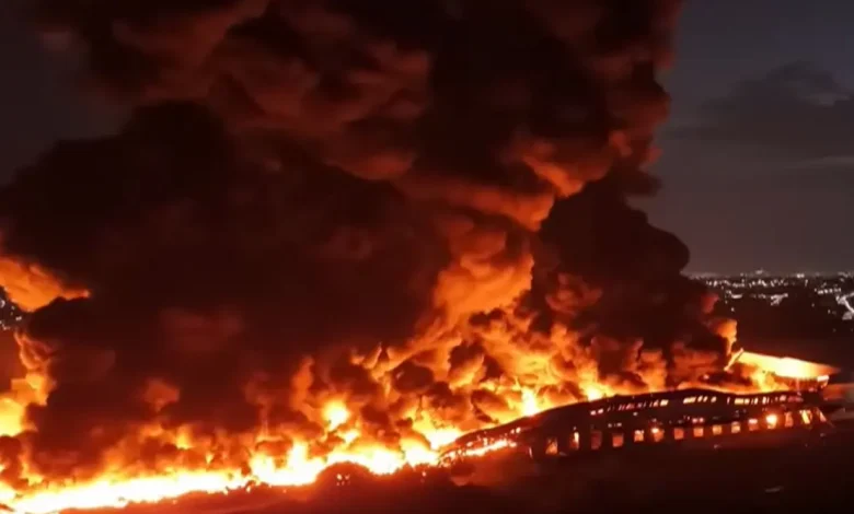 Incêndio Devastador na Fábrica da Effa Motors em Manaus 1 Incêndio destrói fábrica da Effa Motors em Manaus. Bombeiros lutam por mais de 15 horas para conter as chamas que se espalharam para um galpão próximo. Autoridades investigam a causa do incêndio e avaliam os danos.