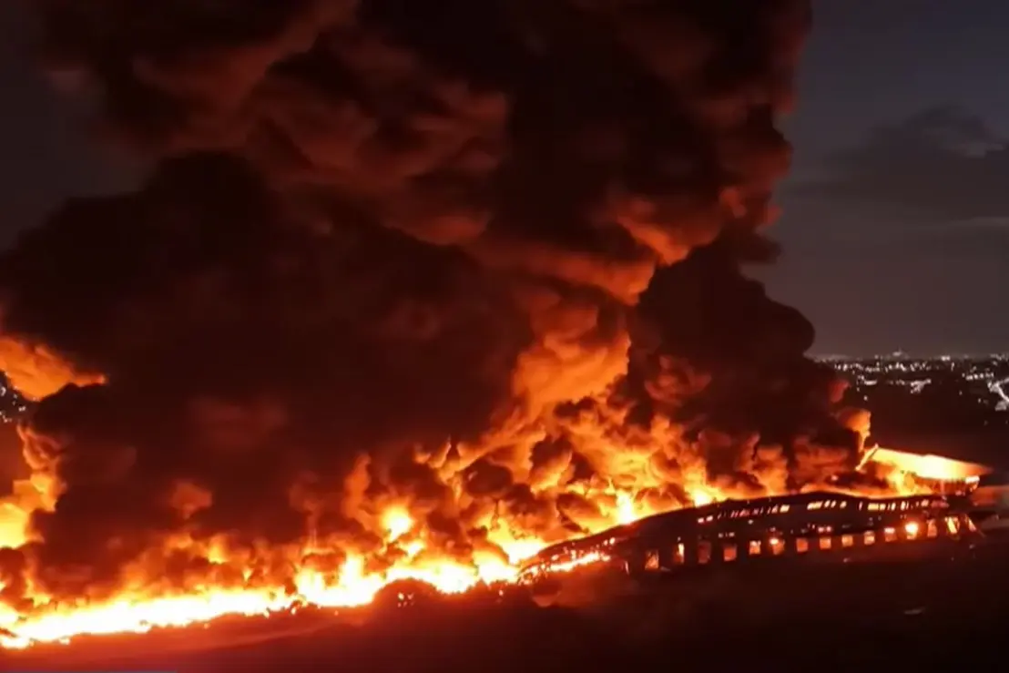 Incêndio Devastador na Fábrica da Effa Motors em Manaus 14 Incêndio destrói fábrica da Effa Motors em Manaus. Bombeiros lutam por mais de 15 horas para conter as chamas que se espalharam para um galpão próximo. Autoridades investigam a causa do incêndio e avaliam os danos.
