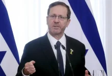 Presidente israelense Herzog afirma que ataque do Hamas invalidou a solução de dois Estados e critica a ONU e a imprensa. Herzog e o presidente estoniano Karis discutem a crise humanitária em Gaza durante visita de Herzog à Estônia.