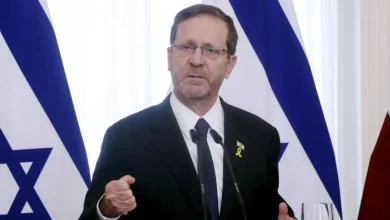 Presidente israelense Herzog afirma que ataque do Hamas invalidou a solução de dois Estados e critica a ONU e a imprensa. Herzog e o presidente estoniano Karis discutem a crise humanitária em Gaza durante visita de Herzog à Estônia.