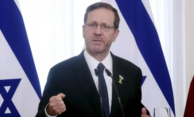 Herzog: Ataque do Hamas invalida solução de dois Estados e critica ONU e imprensa durante visita à Estônia 1 Presidente israelense Herzog afirma que ataque do Hamas invalidou a solução de dois Estados e critica a ONU e a imprensa. Herzog e o presidente estoniano Karis discutem a crise humanitária em Gaza durante visita de Herzog à Estônia.