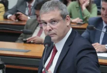 Partido Novo entra com ação no STF contra medida cautelar do deputado Lindbergh Farias (PT-RJ) que busca obrigar instituições financeiras a manter relações com o ministro Alexandre de Moraes. O partido pede multa de R$ 100 mil por litigância de má-fé e argumenta que a iniciativa é uma tentativa de instrumentalizar o Judiciário.