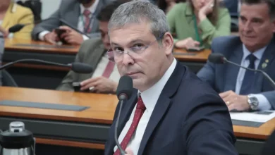 Partido Novo entra com ação no STF contra medida cautelar do deputado Lindbergh Farias (PT-RJ) que busca obrigar instituições financeiras a manter relações com o ministro Alexandre de Moraes. O partido pede multa de R$ 100 mil por litigância de má-fé e argumenta que a iniciativa é uma tentativa de instrumentalizar o Judiciário.