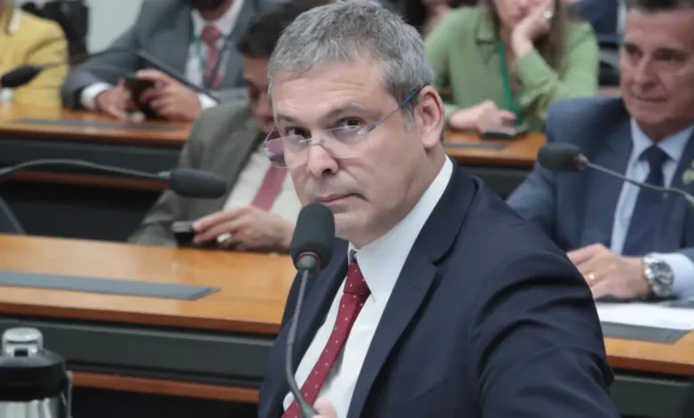Novo entra com ação no STF contra medida cautelar de Lindbergh Farias contra Moraes 1 Partido Novo entra com ação no STF contra medida cautelar do deputado Lindbergh Farias (PT-RJ) que busca obrigar instituições financeiras a manter relações com o ministro Alexandre de Moraes. O partido pede multa de R$ 100 mil por litigância de má-fé e argumenta que a iniciativa é uma tentativa de instrumentalizar o Judiciário.