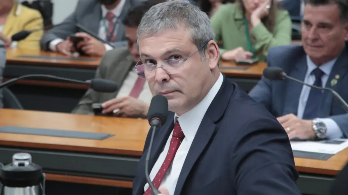 Partido Novo entra com ação no STF contra medida cautelar do deputado Lindbergh Farias (PT-RJ) que busca obrigar instituições financeiras a manter relações com o ministro Alexandre de Moraes. O partido pede multa de R$ 100 mil por litigância de má-fé e argumenta que a iniciativa é uma tentativa de instrumentalizar o Judiciário.