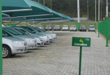 Localiza reconhece impairment de R$ 800 milhões a R$ 1 bilhão em sua frota, ajustando valor contábil de veículos diante do cenário econômico atual. Medida visa transparência e precisão na representação do patrimônio da empresa.