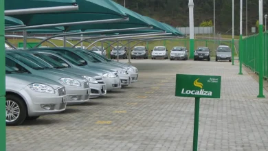 Localiza reconhece impairment de R$ 800 milhões a R$ 1 bilhão em sua frota, ajustando valor contábil de veículos diante do cenário econômico atual. Medida visa transparência e precisão na representação do patrimônio da empresa.