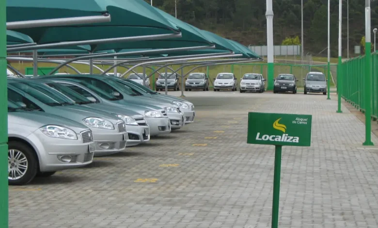 Localiza reconhece impairment de R$ 800 milhões a R$ 1 bilhão em sua frota, ajustando valor contábil de veículos diante do cenário econômico atual. Medida visa transparência e precisão na representação do patrimônio da empresa.