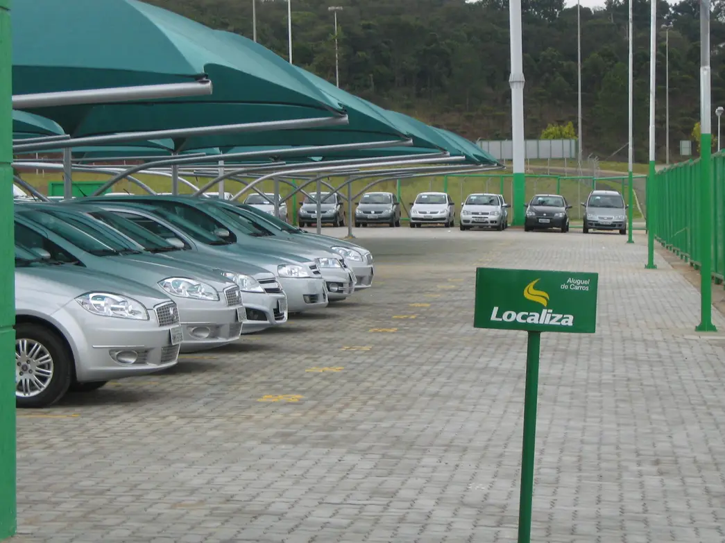 Localiza reconhece impairment de R$ 800 milhões a R$ 1 bilhão em sua frota, ajustando valor contábil de veículos diante do cenário econômico atual. Medida visa transparência e precisão na representação do patrimônio da empresa.