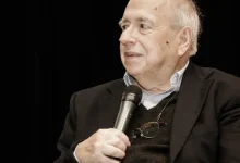 Escritor Luis Fernando Veríssimo, 88 anos, permanece em estado grave na UTI do Hospital Moinhos de Vento, em Porto Alegre. A família solicitou privacidade sobre a data de internação. Veríssimo enfrenta desafios de saúde, incluindo Parkinson e complicações cardíacas.