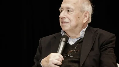Escritor Luis Fernando Veríssimo, 88 anos, permanece em estado grave na UTI do Hospital Moinhos de Vento, em Porto Alegre. A família solicitou privacidade sobre a data de internação. Veríssimo enfrenta desafios de saúde, incluindo Parkinson e complicações cardíacas.