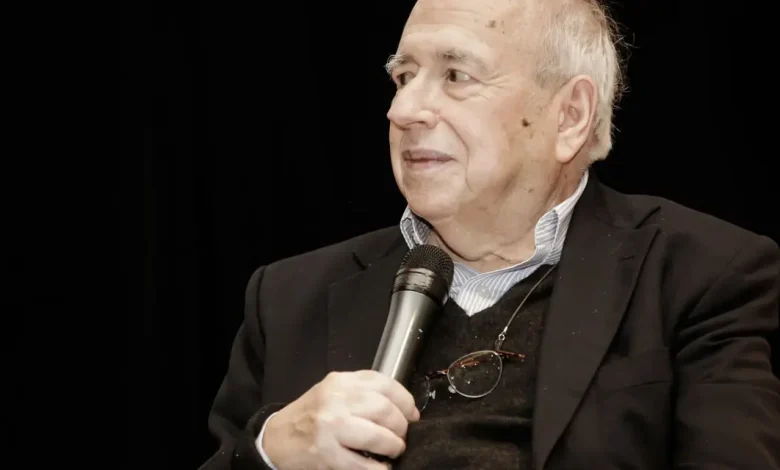 Luis Fernando Veríssimo em estado grave na UTI, diz família 1 Escritor Luis Fernando Veríssimo, 88 anos, permanece em estado grave na UTI do Hospital Moinhos de Vento, em Porto Alegre. A família solicitou privacidade sobre a data de internação. Veríssimo enfrenta desafios de saúde, incluindo Parkinson e complicações cardíacas.