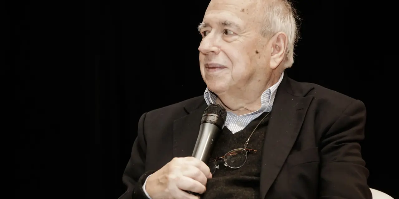 Escritor Luis Fernando Veríssimo, 88 anos, permanece em estado grave na UTI do Hospital Moinhos de Vento, em Porto Alegre. A família solicitou privacidade sobre a data de internação. Veríssimo enfrenta desafios de saúde, incluindo Parkinson e complicações cardíacas.