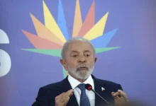 Brasil rebate críticas de EUA contra ministro do STF Alexandre de Moraes. Itamaraty classifica postagens do vice-secretário do Departamento de Estado como ataque à soberania e democracia brasileira.