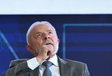 Governo brasileiro anuncia plano de R$ 30 bilhões para combater tarifas impostas pelos EUA. Lula critica governo americano e defende o multilateralismo.