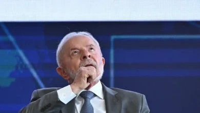 Governo brasileiro anuncia plano de R$ 30 bilhões para combater tarifas impostas pelos EUA. Lula critica governo americano e defende o multilateralismo.
