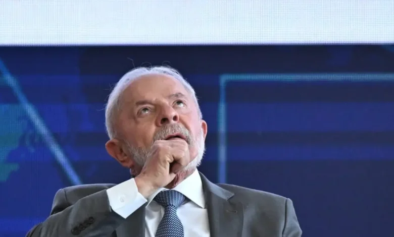 Plano de R$ 30 bilhões contra tarifas americanas 1 Governo brasileiro anuncia plano de R$ 30 bilhões para combater tarifas impostas pelos EUA. Lula critica governo americano e defende o multilateralismo.