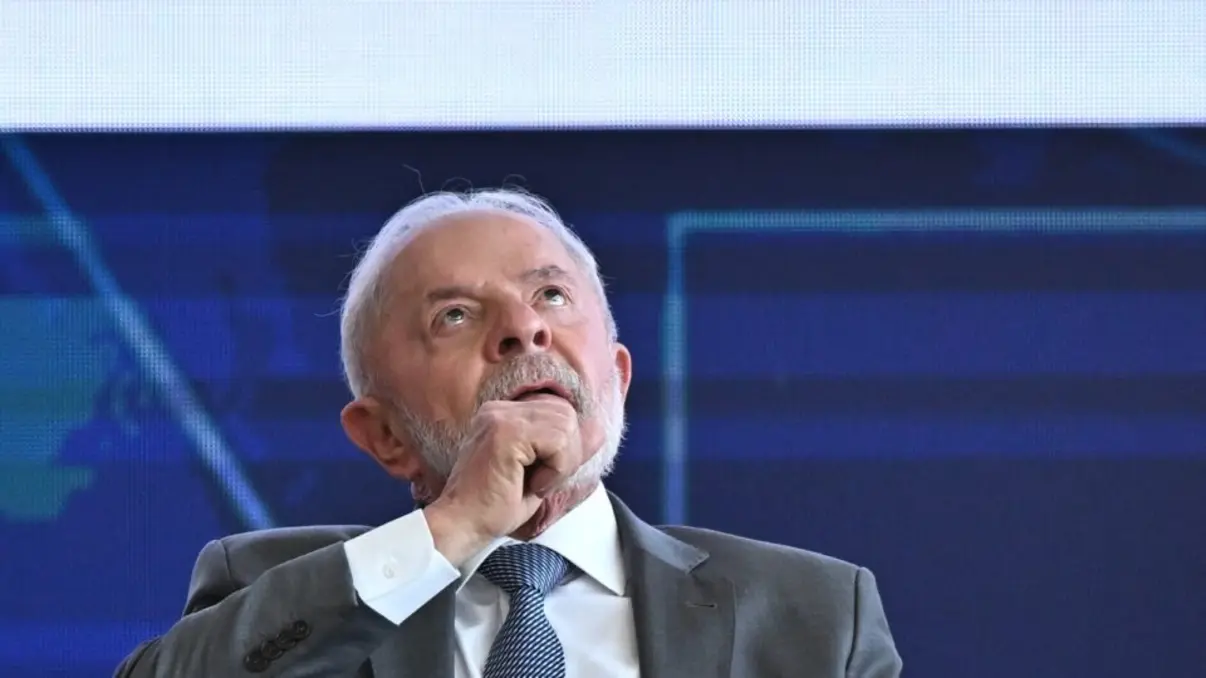 Governo brasileiro anuncia plano de R$ 30 bilhões para combater tarifas impostas pelos EUA. Lula critica governo americano e defende o multilateralismo.