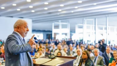 Lula sugere contato com Trump para COP30 em Belém. Presidente busca diálogo sobre mudança climática, mas critica taxações EUA e acusa traição de brasileiros. Lula defende Pix e critica acordo UE-EUA.