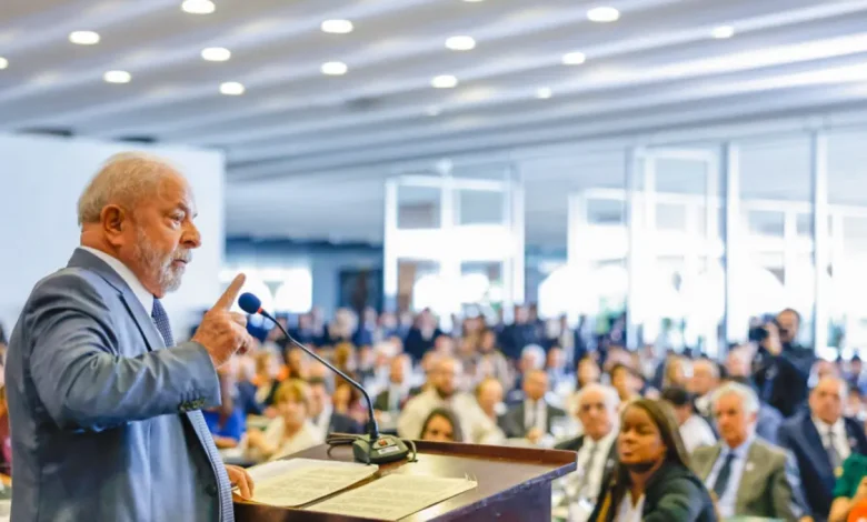 Lula sugere contato com Trump para COP30 em Belém e critica EUA 1 Lula sugere contato com Trump para COP30 em Belém. Presidente busca diálogo sobre mudança climática, mas critica taxações EUA e acusa traição de brasileiros. Lula defende Pix e critica acordo UE-EUA.