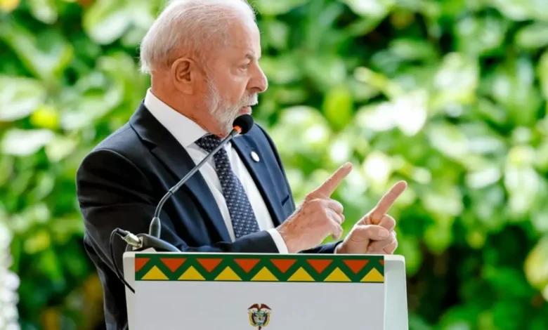 Lula critica países desenvolvidos por uso de crime e desmatamento para violar soberania de nações em desenvolvimento 1 Lula critica países desenvolvidos por usar a luta contra o crime e o desmatamento como pretexto para violar soberania de nações em desenvolvimento. Tenção aumenta com EUA em meio a impasse nas negociações sobre tarifas e críticas internacionais à condução do processo contra Bolsonaro.