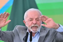 Lula defende moeda alternativa ao dólar para fortalecer autonomia econômica do Brasil em meio a sanções dos EUA.