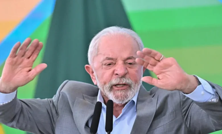 Lula defende moeda alternativa ao dólar para fortalecer autonomia econômica do Brasil em meio a sanções dos EUA.