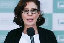Julgamento virtual da deputada Carla Zambelli no STF se encerra nesta sexta. Seis ministros indicam condenação por porte ilegal de arma e constrangimento ilegal, com pena de 5 anos e 3 meses. Votos divergentes de Nunes Marques e André Mendonça.
