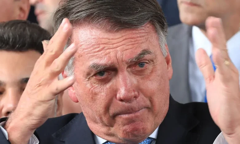 Visitas Familiares a Bolsonaro em Prisão Domiciliar Sem Prévio Aviso 1 Alexandre de Moraes autorizou visitas de familiares a Jair Bolsonaro em sua prisão domiciliar, sem necessidade de aviso prévio, desde que respeitem diretrizes legais. A decisão ocorre após a apreensão de novos celulares do ex-presidente.