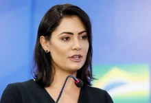Polícia Federal prende Bolsonaro com tornozeleira eletrônica. Operation almost resulted in Michelle Bolsonaro's arrest after confrontation with agents. Senadora Damares Alves criticizes the operation, calling it a "huge embarrassment" to the former first lady.
