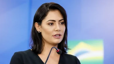 Polícia Federal prende Bolsonaro com tornozeleira eletrônica. Operation almost resulted in Michelle Bolsonaro's arrest after confrontation with agents. Senadora Damares Alves criticizes the operation, calling it a "huge embarrassment" to the former first lady.