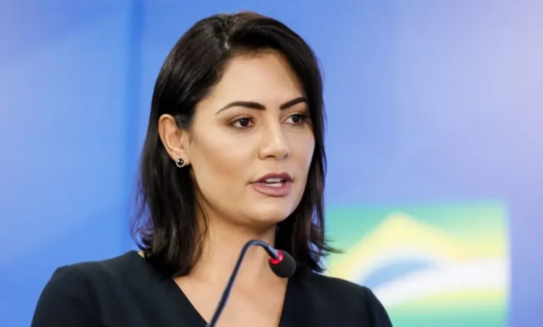 Polícia Federal prende Bolsonaro com tornozeleira eletrônica. Damares critica operação 1 Polícia Federal prende Bolsonaro com tornozeleira eletrônica. Operation almost resulted in Michelle Bolsonaro's arrest after confrontation with agents. Senadora Damares Alves criticizes the operation, calling it a "huge embarrassment" to the former first lady.