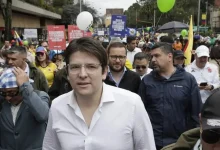 Senador colombiano Miguel Uribe Turbay, pré-candidato à presidência, teve agravamento de saúde após atentado. Passou por cirurgia e precisa de novos procedimentos neurocirúrgicos. Estado crítico e prognóstico reservado. Investigação em andamento.