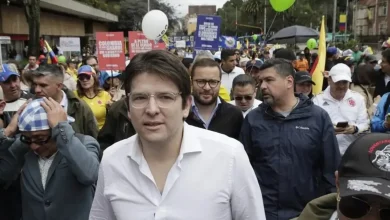 Senador colombiano Miguel Uribe Turbay, pré-candidato à presidência, teve agravamento de saúde após atentado. Passou por cirurgia e precisa de novos procedimentos neurocirúrgicos. Estado crítico e prognóstico reservado. Investigação em andamento.