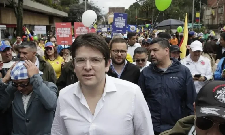 Senador Uribe Turbay em estado crítico após atentado 1 Senador colombiano Miguel Uribe Turbay, pré-candidato à presidência, teve agravamento de saúde após atentado. Passou por cirurgia e precisa de novos procedimentos neurocirúrgicos. Estado crítico e prognóstico reservado. Investigação em andamento.