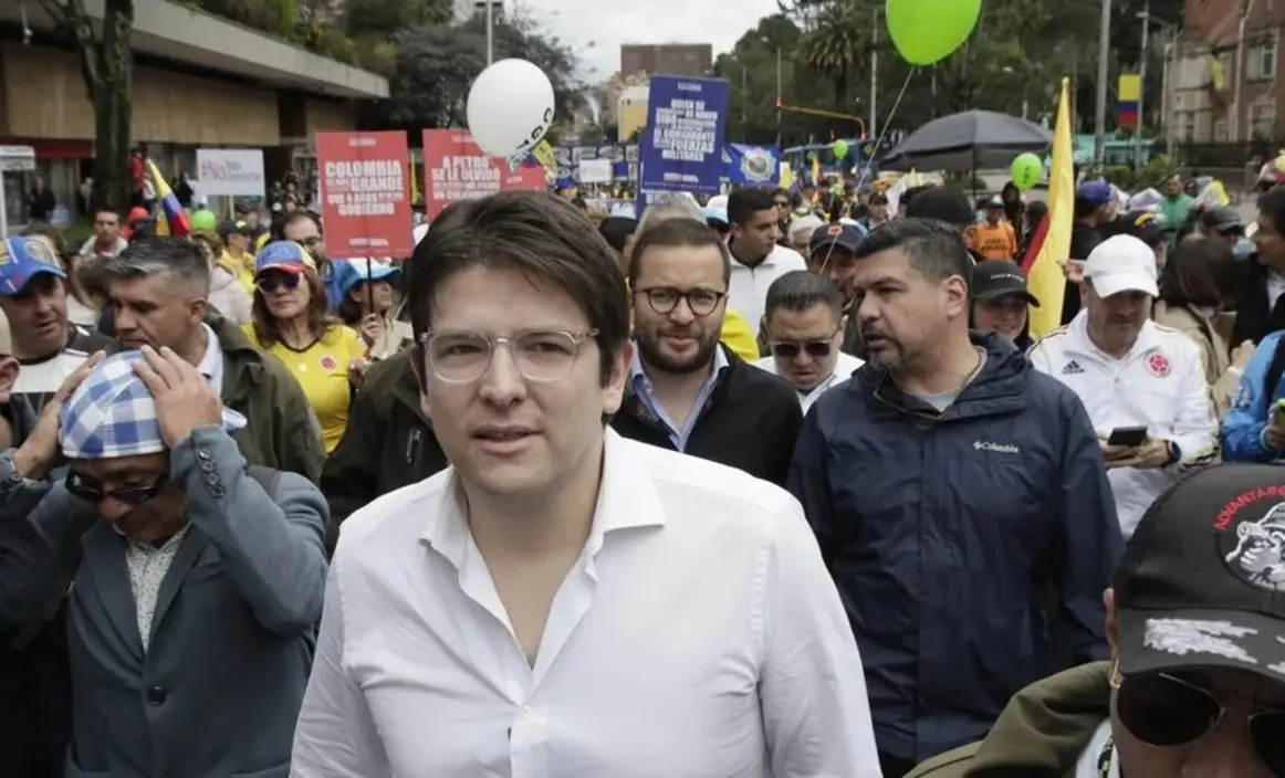 Senador colombiano Miguel Uribe Turbay, pré-candidato à presidência, teve agravamento de saúde após atentado. Passou por cirurgia e precisa de novos procedimentos neurocirúrgicos. Estado crítico e prognóstico reservado. Investigação em andamento.