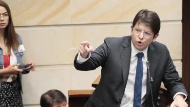 Senador colombiano Miguel Uribe Turbay assassinado após meses de luta pela vida. Seis pessoas presas, incluindo um adolescente, apontado como o atirador. Investigação em andamento para identificar os mandantes do crime.