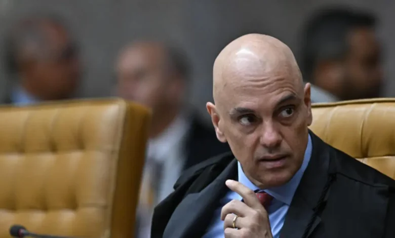 Placar para Impeachment de Alexandre de Moraes no Senado 1 Deputado Nikolas Ferreira divulga "placar" sobre impeachment de Alexandre de Moraes no Senado. 34 senadores favoráveis, 19 contra e 28 indefinidos. Para a destituição, são necessários dois terços dos votos.