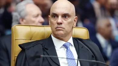 Oposição brasileira intensifica pressão para impeachment do ministro Alexandre de Moraes. Deputado afirma ter apoio de 41 senadores, enquanto juristas e comentaristas políticos analisam o cenário e suas implicações para a política nacional.