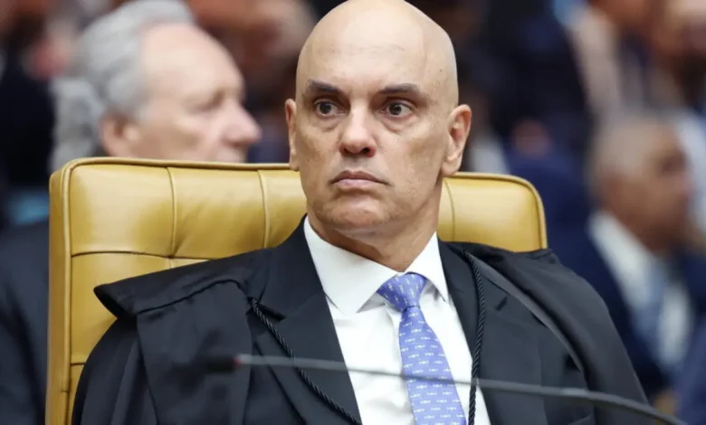 Oposição brasileira intensifica pressão para impeachment do ministro Alexandre de Moraes. Deputado afirma ter apoio de 41 senadores, enquanto juristas e comentaristas políticos analisam o cenário e suas implicações para a política nacional.
