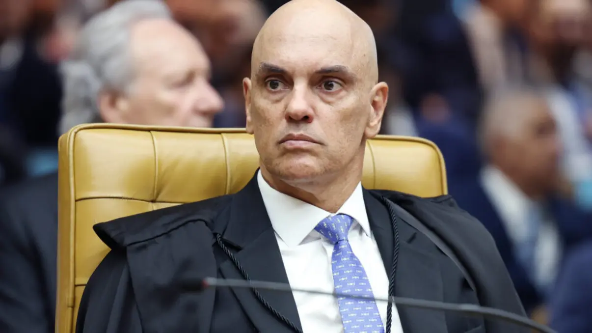 Oposição brasileira intensifica pressão para impeachment do ministro Alexandre de Moraes. Deputado afirma ter apoio de 41 senadores, enquanto juristas e comentaristas políticos analisam o cenário e suas implicações para a política nacional.