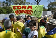 Manifestações em apoio a Bolsonaro acontecem domingo (3) em diversas capitais pedindo o impeachment de Moraes e Lula. Organizadores esperam grande mobilização, apesar da ausência do ex-presidente.