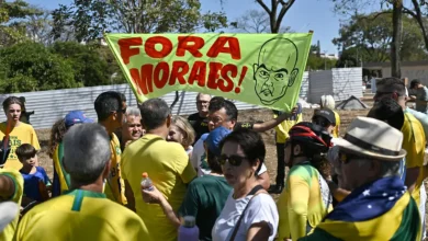 Manifestações em apoio a Bolsonaro acontecem domingo (3) em diversas capitais pedindo o impeachment de Moraes e Lula. Organizadores esperam grande mobilização, apesar da ausência do ex-presidente.