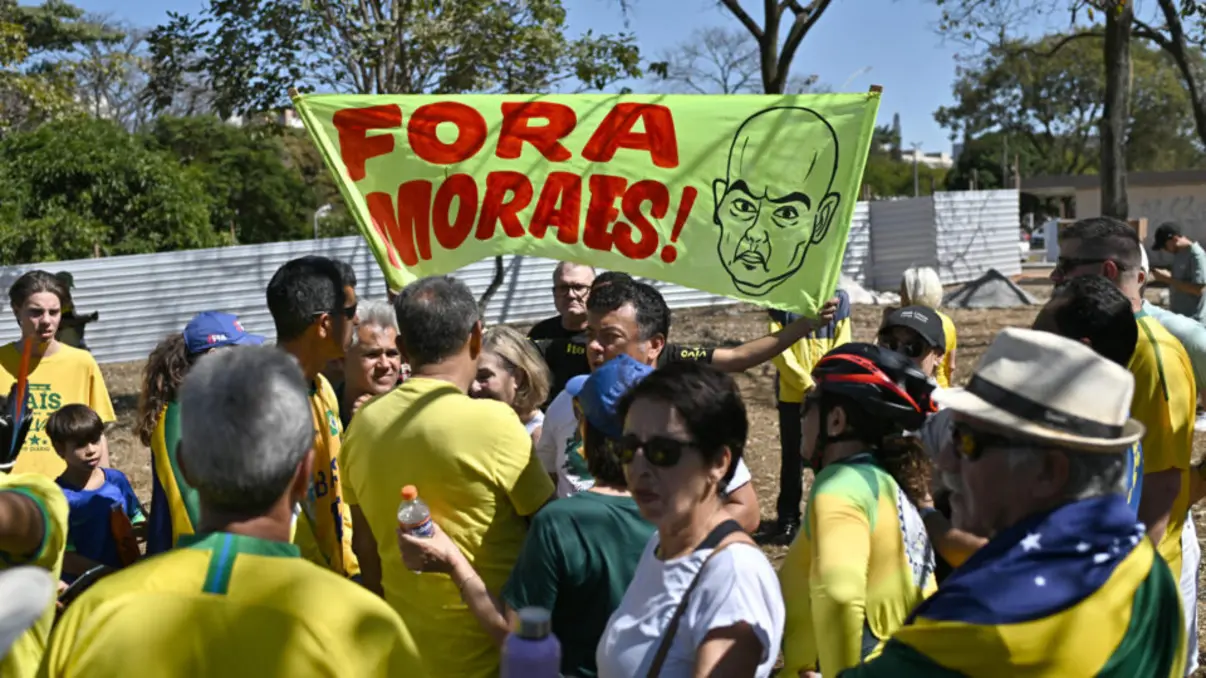 Manifestações em apoio a Bolsonaro acontecem domingo (3) em diversas capitais pedindo o impeachment de Moraes e Lula. Organizadores esperam grande mobilização, apesar da ausência do ex-presidente.