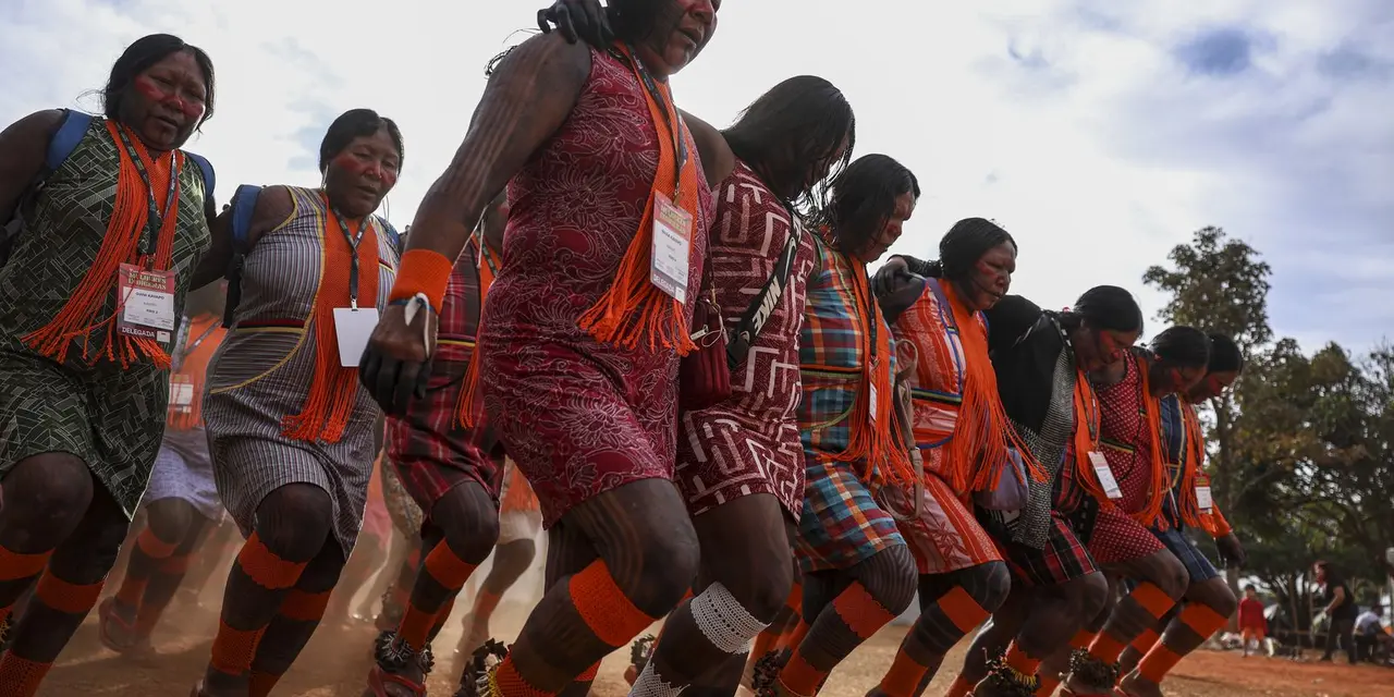 Dia Internacional dos Povos Indígenas: 28 anos de luta por direitos e reconhecimento. A data convida à reflexão sobre as demandas dos povos originários, a proteção da Amazônia e a importância da demarcação de terras indígenas.