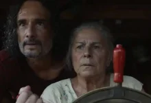 Em um Brasil distópico, Tereza, 77 anos, desafia uma ordem do governo e embarca em uma jornada pela Amazônia em busca de seus últimos sonhos. "O Último Azul", filme de Gabriel Mascaro, celebra a vitalidade da velhice e a busca por significado em meio às adversidades.